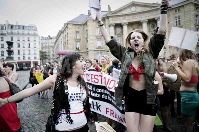 1349548523-slutwalk-takes-place-in-paris_1505828